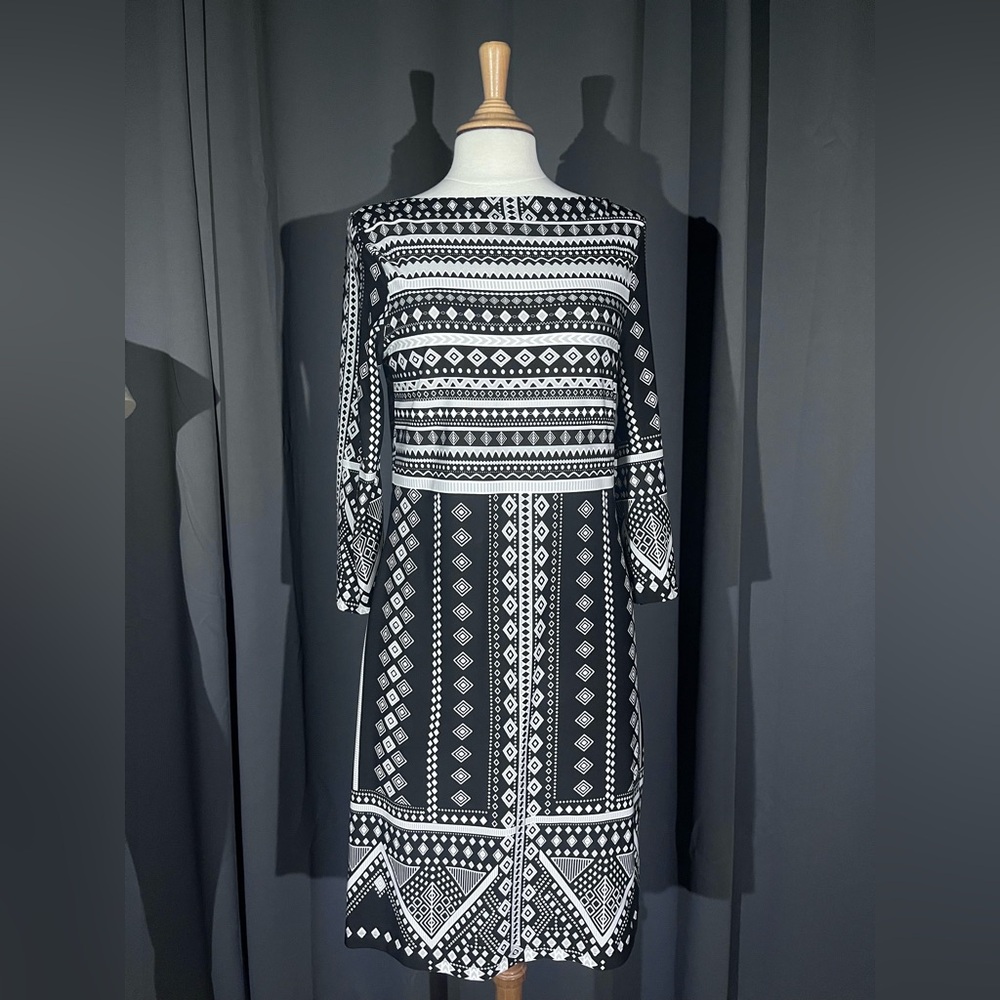 Women’s Sz 6 Beige by eci Black and White Print 3/4
Sleeve Shift Dress.